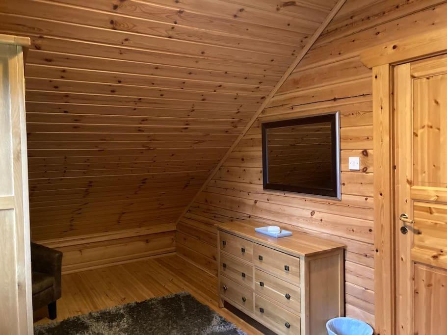Red Squirrel Log Cabin With Hot Tub Keith Zewnętrze zdjęcie