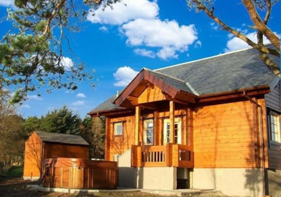 Red Squirrel Log Cabin With Hot Tub Keith Zewnętrze zdjęcie